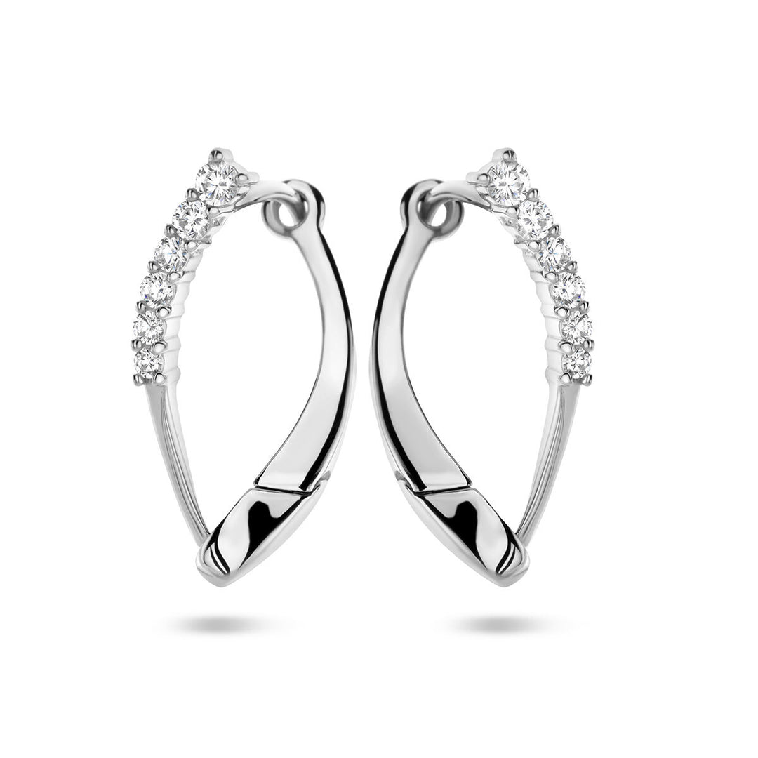 Een paar klapoorringen zirkonia zilver gerhodineerd van Van der Kooij Collectie, elk met een rij fonkelende witte steentjes langs de bovenste ronding - perfecte dames oorbellen voor elke gelegenheid, afgebeeld op een witte achtergrond.