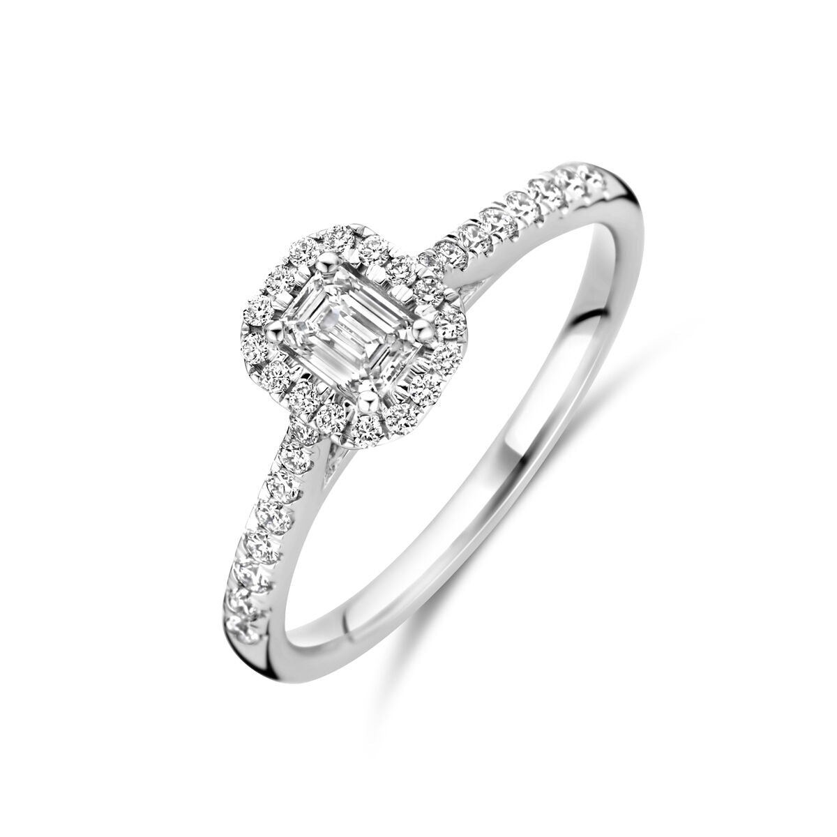 De Van der Kooij Collectie-ring is voorzien van een 0,48ct H SI lab-grown diamant in 14 karaat witgoud, met een smaragdgeslepen middenstuk omgeven door een halo en extra stenen die de band sieren.