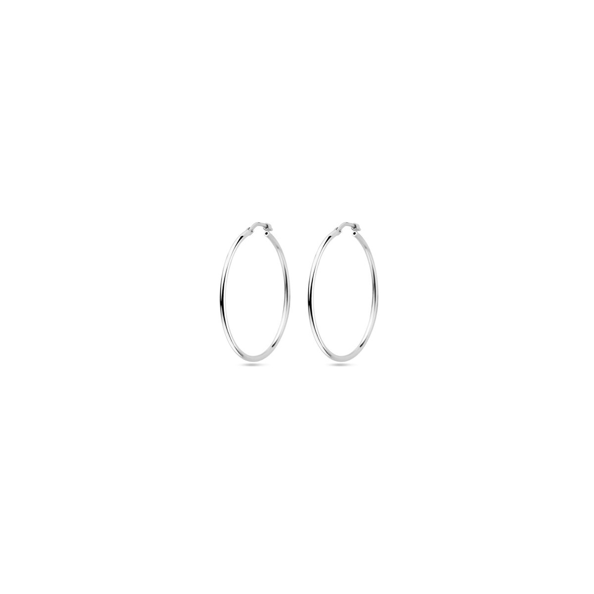 Ronde oorringen van 1,5 mm, gerhodineerd zilver met een glanzende afwerking.
