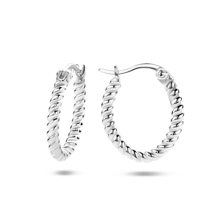 Een paar oorringen gedraaid zilver gerhodineerd van Van der Kooij Collectie, met touwdesign en gesp zichtbaar op een witte achtergrond-een stijlvolle keuze voor dames.