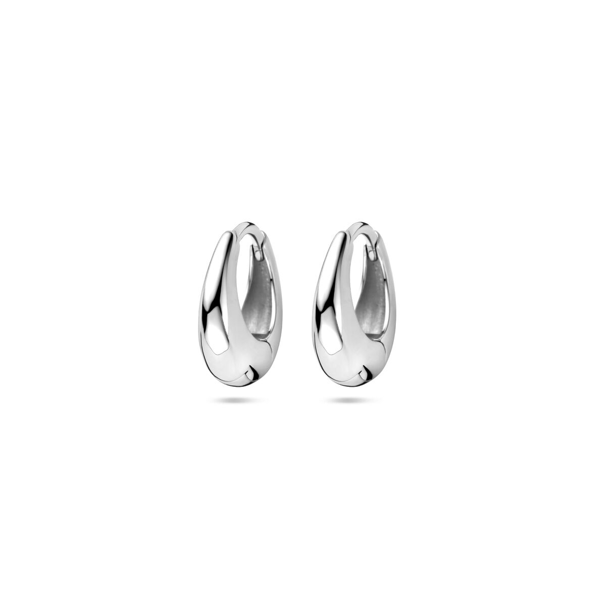 Zilveren klapoorringen van 13,5 mm met een glanzende gerhodineerde afwerking en een vloeiende, organische vorm.