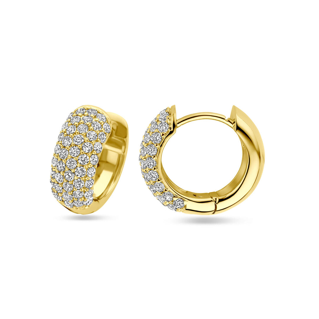 Een paar klapoorringen zirkonia 15,5 mm 1 micron zilver verguld (geel) van Van der Kooij Collectie, met fonkelende steentjes aan de voorzijde en afgebeeld tegen een witte achtergrond.