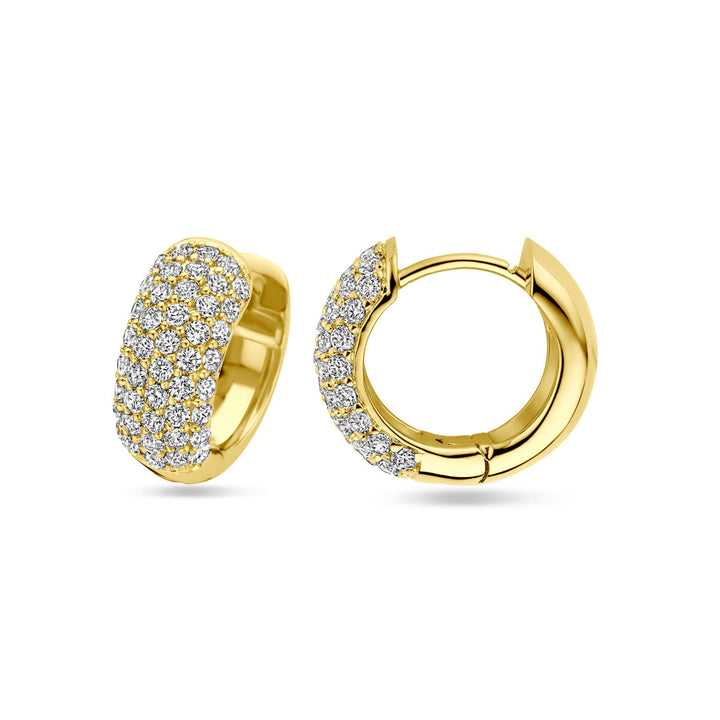 Een paar klapoorringen zirkonia 15,5 mm 1 micron zilver verguld (geel) van Van der Kooij Collectie, met fonkelende steentjes aan de voorzijde en afgebeeld tegen een witte achtergrond.