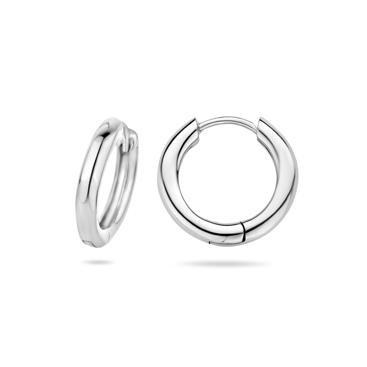 Twee oorringen 2,8 mm voor oorringhangers uit de Van der Kooij Collectie wordt getoond tegen een witte achtergrond, één van opzij en één van voren, waardoor hun beperkte afwerking en tijdloze ontwerp extra opvallen.