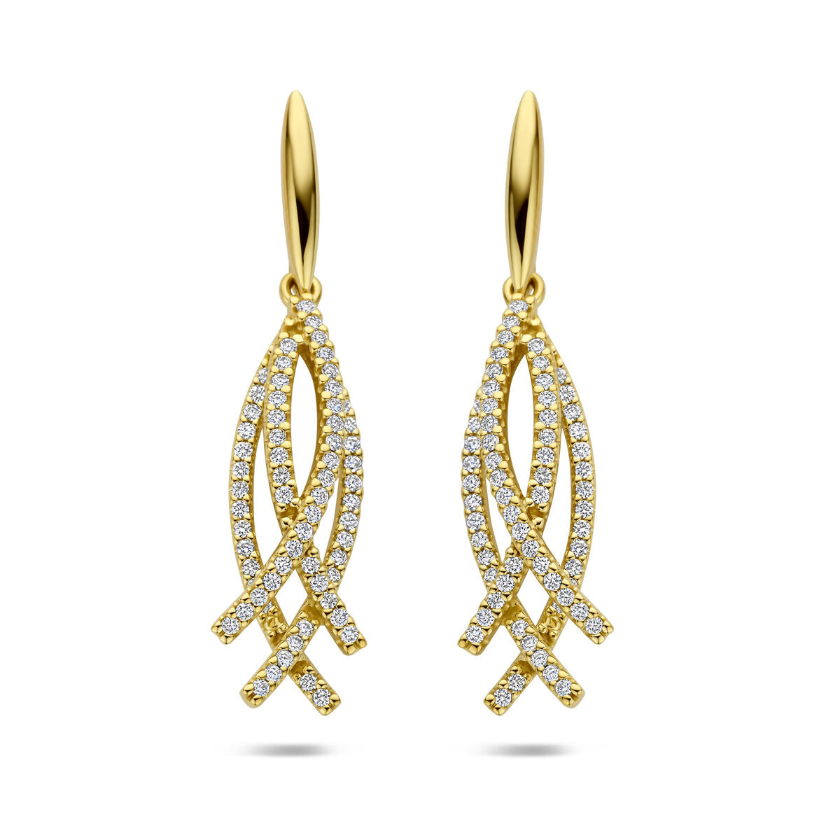 Geelgouden oorhangers met een golvend ontwerp, bezet met sprankelende diamanten.