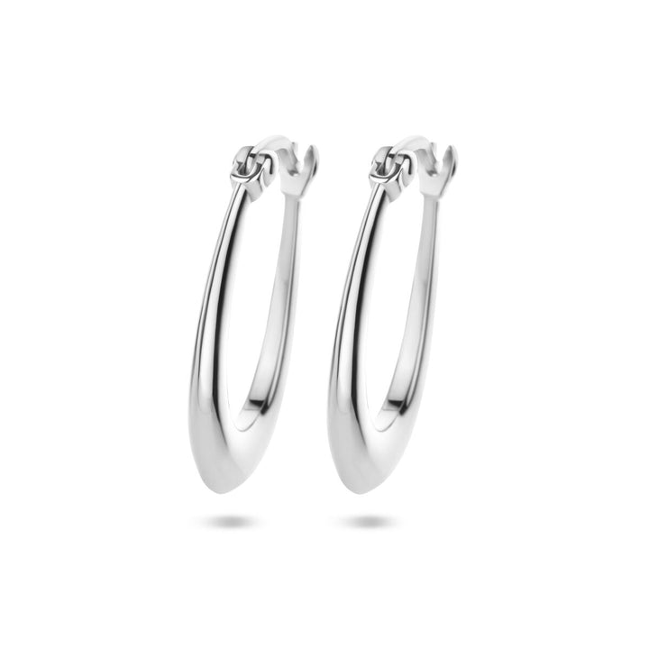 Een paar Van der Kooij Collectie oorringen zilver gerhodineerd met een glad, taps toelopend ontwerp en handige scharniersluiting, afgebeeld op een witte achtergrond. Perfect voor dames die tijdloze elegantie waarderen.