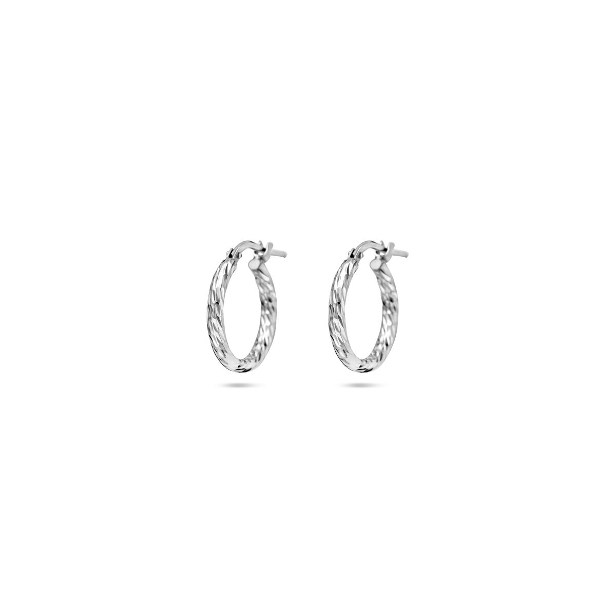 Gediamanteerde oorringen van zilver met een diameter van 2,0 mm en een gedraaide structuur.