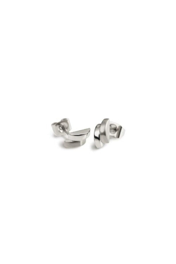 Twee zilverkleurige oorstekers, Boccia Titanium Oorstekers 0552-01, op een effen witte achtergrond. Deze strakke oorknoppen hebben een glad, glanzend oppervlak met hoekige, overlappende vormen, die Boccia's elegantie belichamen.