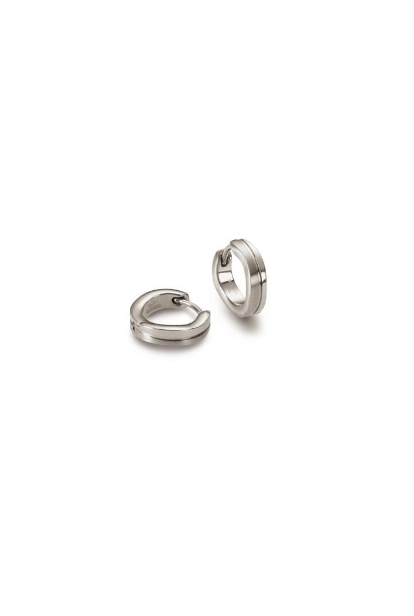 Twee kleine Boccia Titanium Oorringen 0563-01 van Boccia worden op een witte achtergrond getoond - één rechtopstaand en één plat - wat hun strakke, minimalistische ontwerp benadrukt.