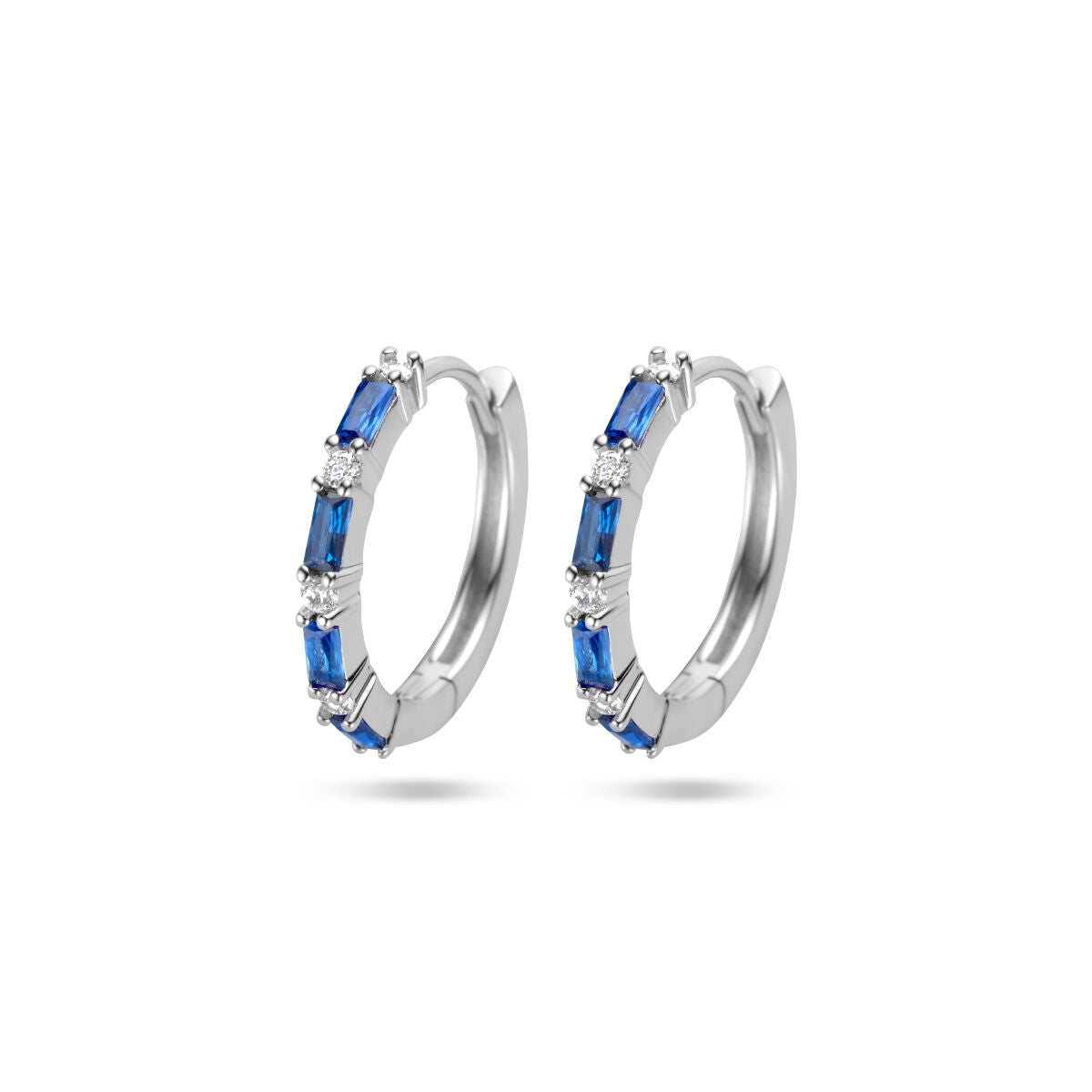 Klapoorringen van zilver met gerhodineerde afwerking en blauwe zirkonia stenen.