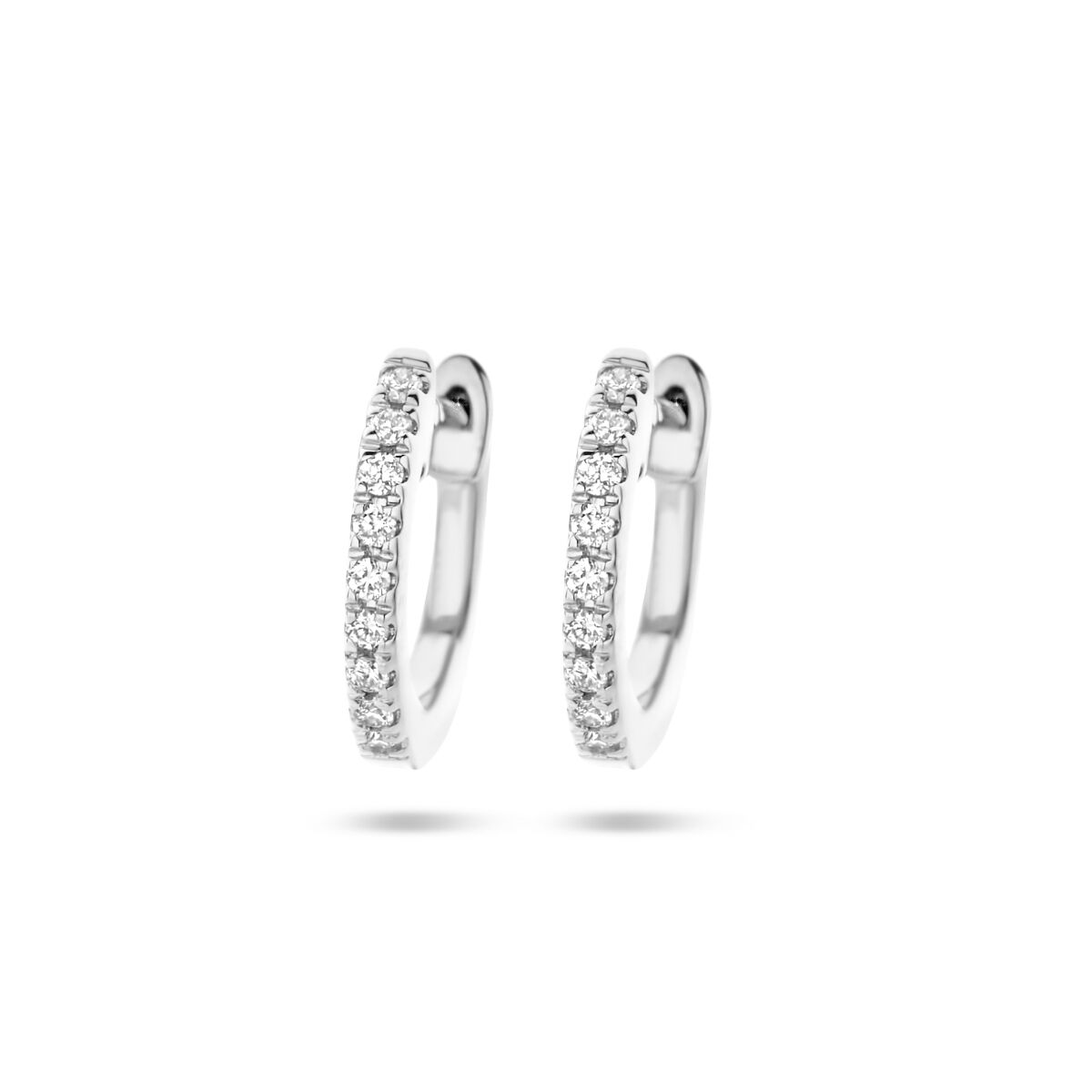 Klapoorringen van 14K witgoud met een rij van diamanten, totaal 0.06ct, met heldere H SI kwaliteit.