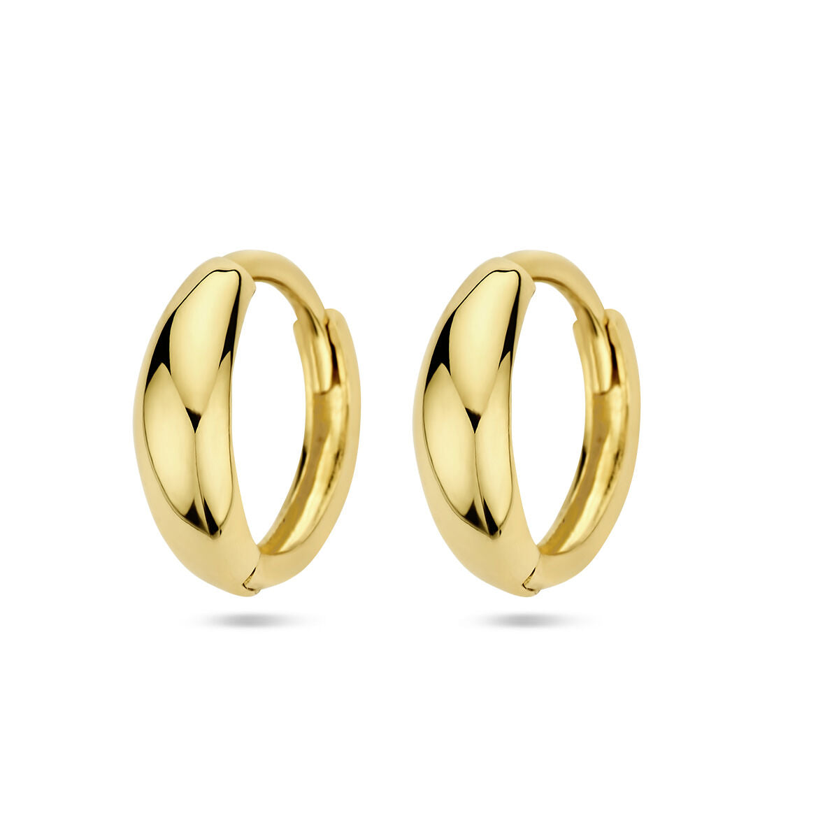 Een paar glanzende, stevige 12 mm klapoorringen 14K geelgoud van Van der Kooij Collectie met een glad, gebogen oppervlak op een witte achtergrond - perfect om elke look mee op te fleuren.