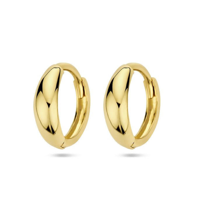 Een paar glanzende, stevige 12 mm klapoorringen 14K geelgoud van Van der Kooij Collectie met een glad, gebogen oppervlak op een witte achtergrond - perfect om elke look mee op te fleuren.