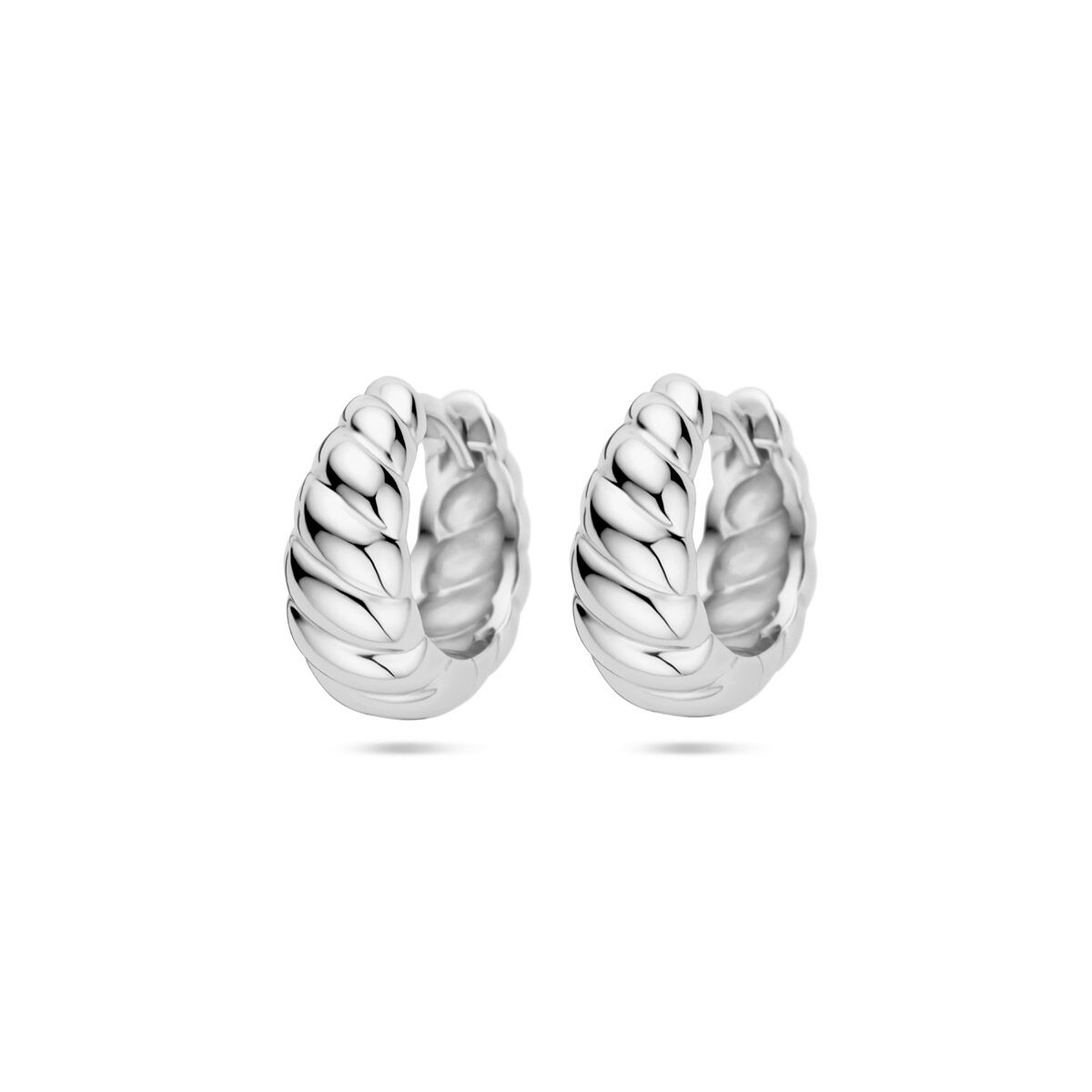 Zilveren klapoorringen met gedraaide structuur van 6,5 mm, gerhodineerd voor een glanzende afwerking.
