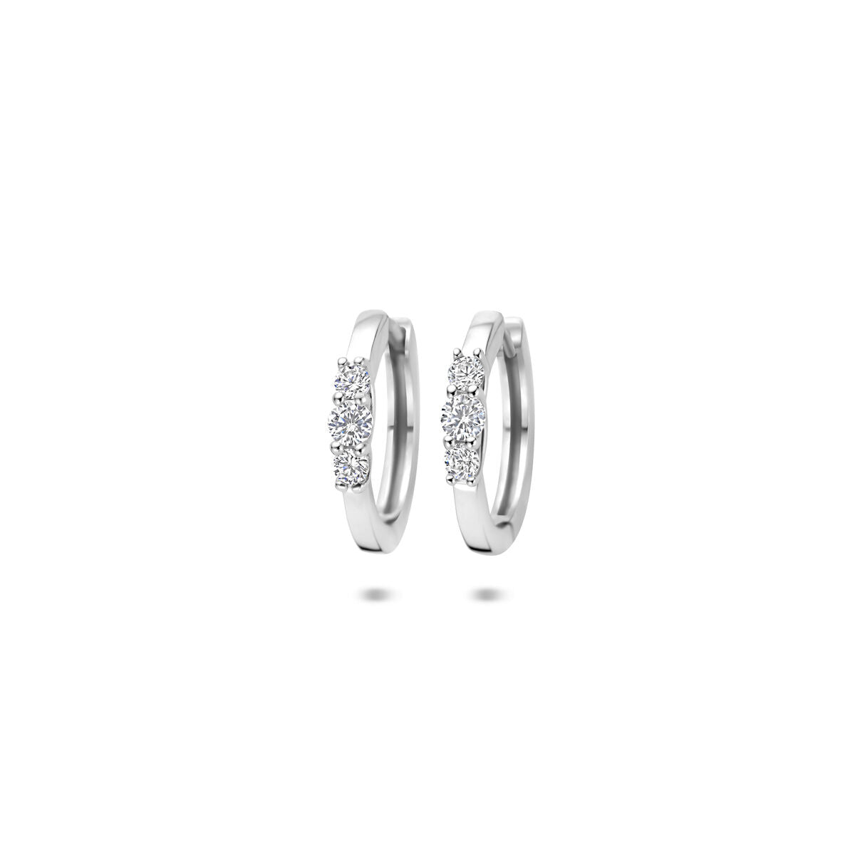 Zilveren klapoorringen van gerhodineerd 925 zilver met drie zirkonia's aan de voorkant.
