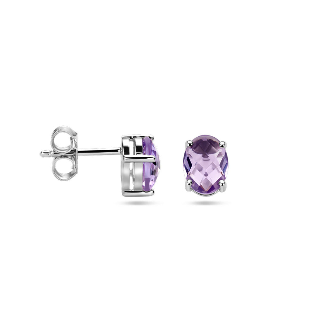 Een paar oorknoppen amethist zilver gerhodineerd van Van der Kooij Collectie, met ovaal geslepen facetgeslepen paarse edelstenen, afgebeeld op een witte achtergrond met één oorbel van de zijkant en de andere van de voorkant.