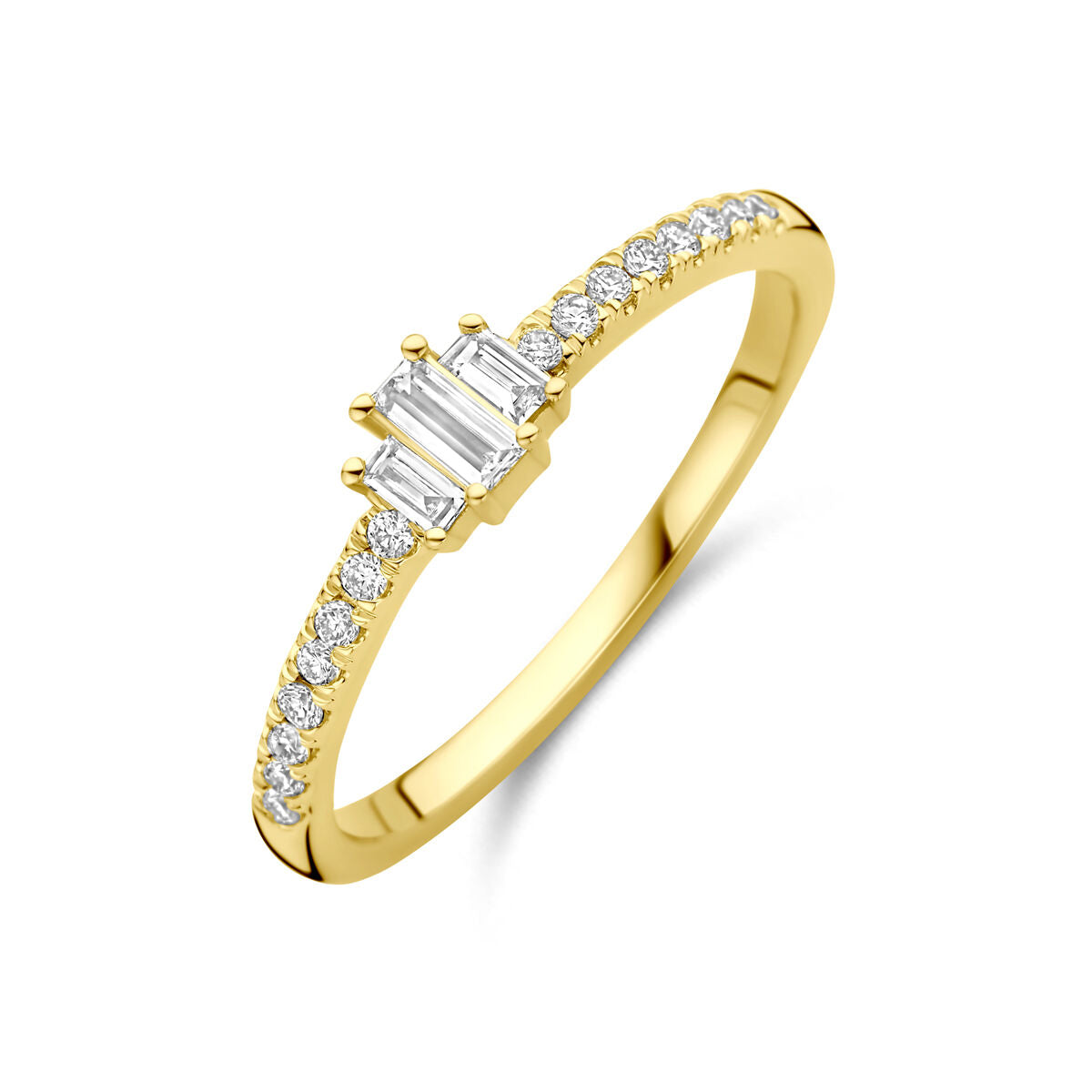 De Van der Kooij Collectie ring lab grown diamant 0,21ct h si 14K geelgoud heeft een rechthoekig smaragdgeslepen centrum, twee baguette diamanten en een pavé gezette band, afgebeeld op een witte achtergrond.