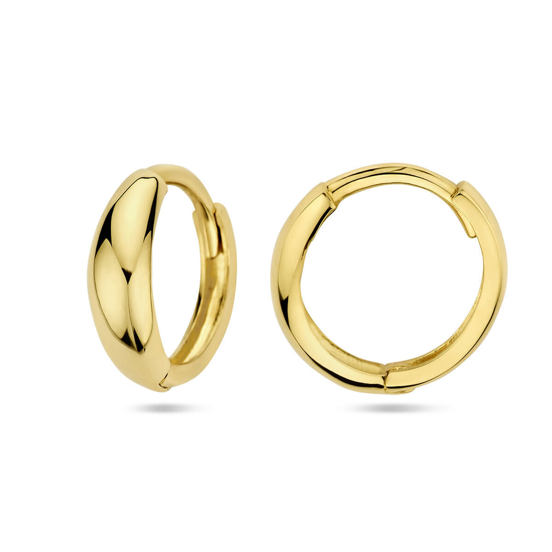 Een paar gepolijste klapoorringen 14K geelgoud van Van der Kooij Collectie, met een glad rond ontwerp. Weergegeven op een witte achtergrond is de ene 12mm oorbel gesloten terwijl de andere gedeeltelijk open is.