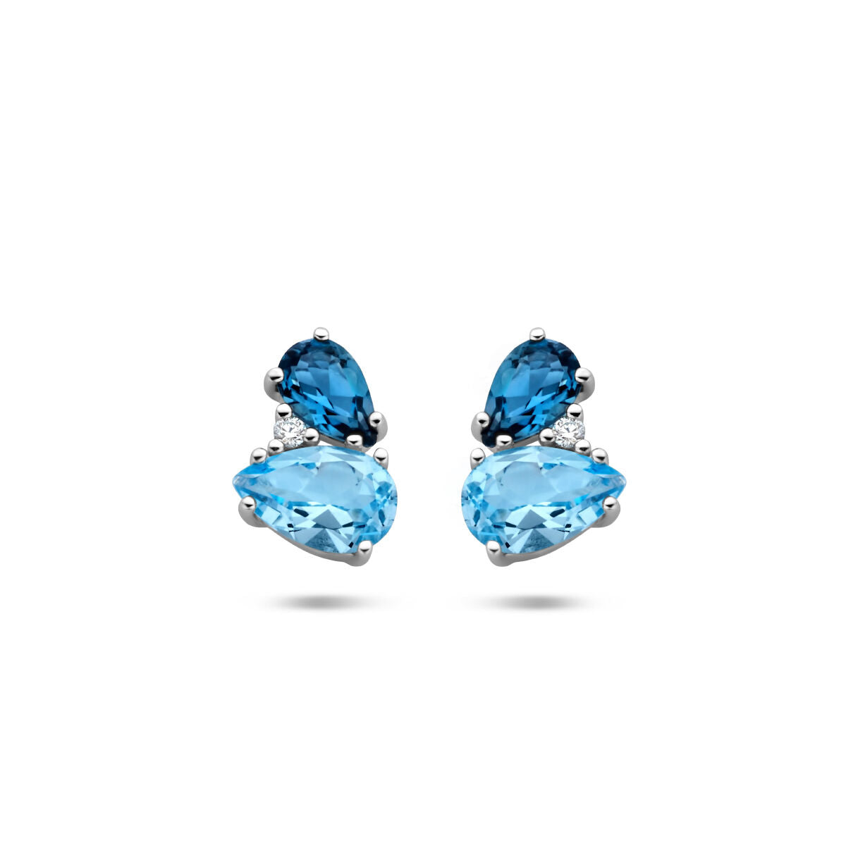 Van der Kooij Collectie oorknoppen in 14K witgoud met twee blauwe topaas (London Blue), een diamant van 0.015ct (2x0.0075ct) H P1, en een bloemvormig design.
