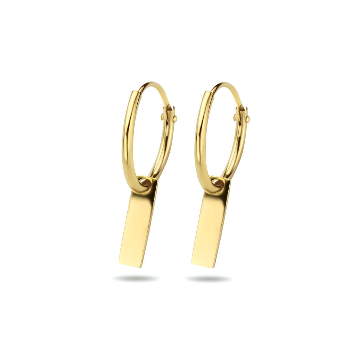 De Van der Kooij Collectie oorbellen plaatje 14K geelgoud hebben rechthoekige gouden hangertjes op elke hoepel, afgebeeld op een witte achtergrond - elegante dames oorbellen voor elke gelegenheid.