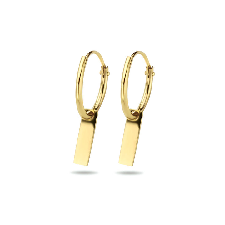 De Van der Kooij Collectie oorbellen plaatje 14K geelgoud hebben rechthoekige gouden hangertjes op elke hoepel, afgebeeld op een witte achtergrond - elegante dames oorbellen voor elke gelegenheid.