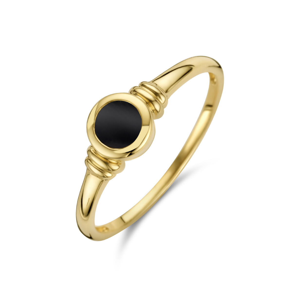 De Van der Kooij Collectie ring onyx 14K geelgoud heeft een gladde, ronde onyx steen gezet in het midden en decoratieve groeven aan weerszijden, afgebeeld tegen een witte achtergrond.