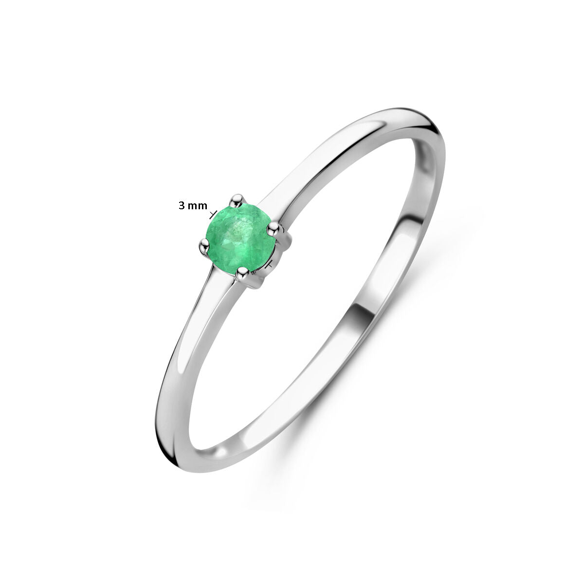 De ring met geboortesteen smaragd mei zilver gehodineerd van de Van der Kooij Collectie is een dunne 925 zilveren ring met een smaragd van 3 mm in een vierpoots zetting.