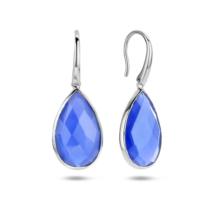 Van der Kooij Collectie oorhangers lapis franse haak: gerhodineerd zilver, grote facetgeslepen druppelvormige blauwe stenen, eenvoudige haaksluiting.