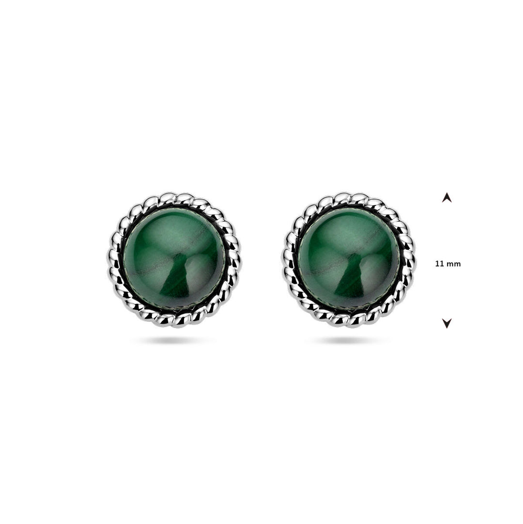 Van der Kooij Collectie oorknoppen malachiet zilver gerhodineerd: ronde oorbellen met groene malachiet, omrand door een getordeerde zilveren rand, diameter 11 mm, afgebeeld op een witte achtergrond.