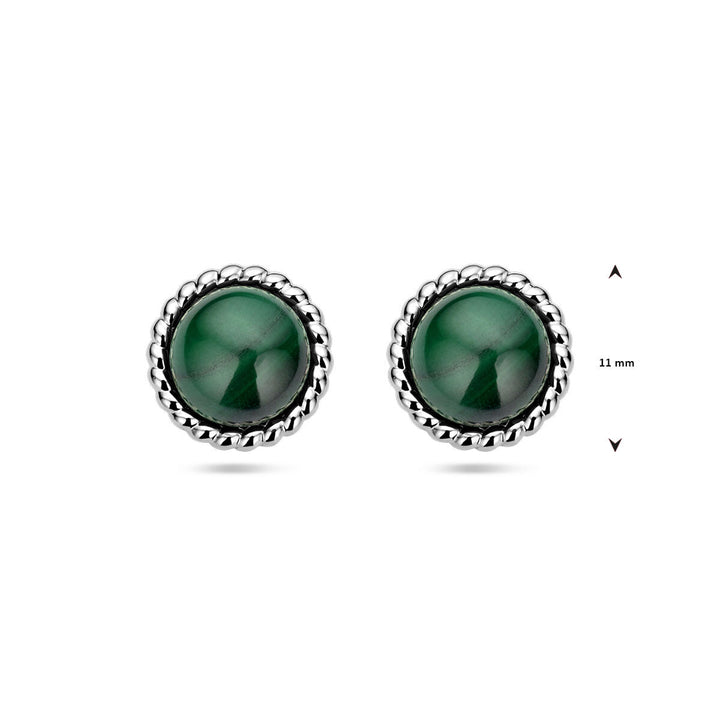Van der Kooij Collectie oorknoppen malachiet zilver gerhodineerd: ronde oorbellen met groene malachiet, omrand door een getordeerde zilveren rand, diameter 11 mm, afgebeeld op een witte achtergrond.