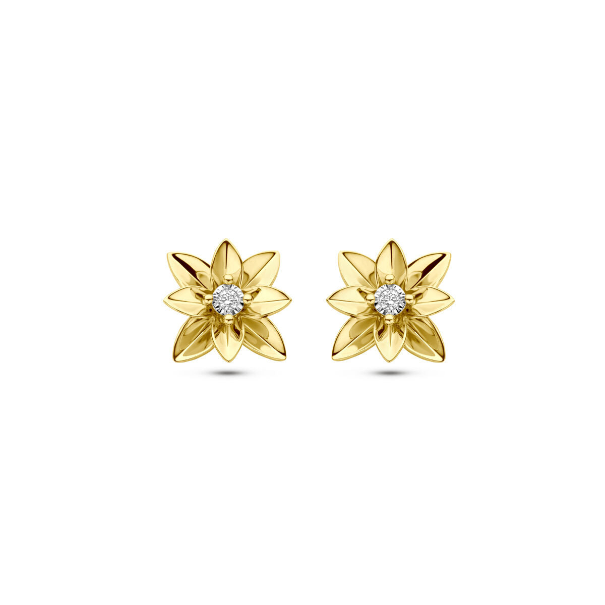 Bicolor gouden oorknoppen in bloemvorm met een diamant van 0.03ct (2x 0.015ct) in het midden.