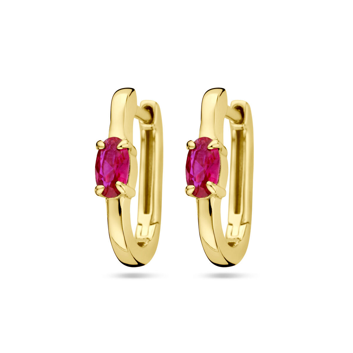Een paar Van der Kooij Collectie klapoorringen rood zirkonia 1 micron zilver verguld (geel) met levendige rode zirkonia-stenen, een elegante geelgouden gepolijste afwerking en een strak, modern ontwerp.