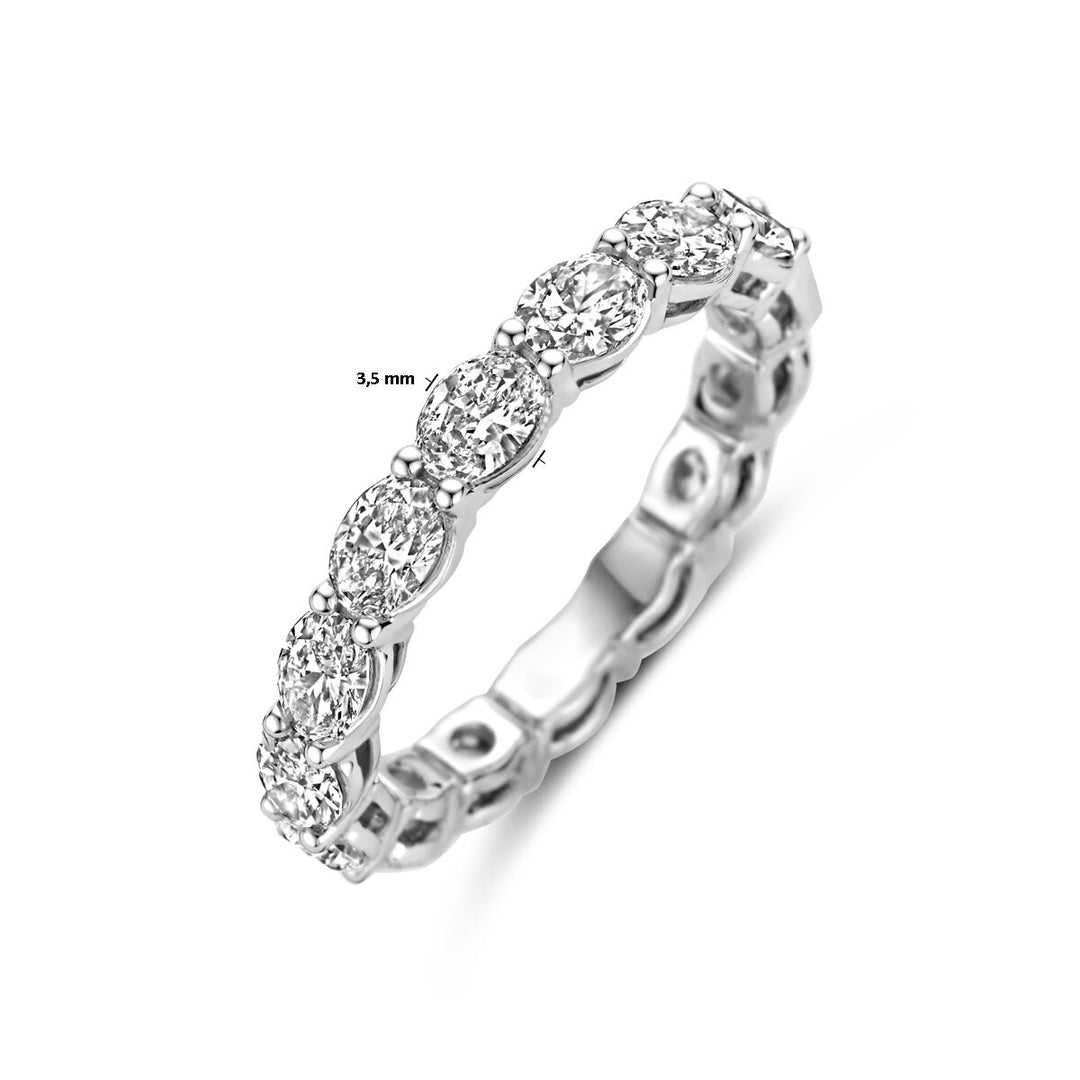 De Van der Kooij Collectie ring lab grown diamant 2.24ct H SI 14K witgoud heeft een continue rij ovaalvormige diamanten, prong-set, met een totaal diamantgewicht van 2.24ct en is 3,5 mm breed.