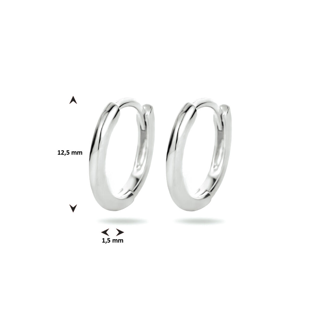 Een paar Van der Kooij Collectie klapoorringen half rond zilver gerhodineerd zijn rechtop afgebeeld op een witte achtergrond, met pijlen die hun grootte aangeven: 12,5 mm hoog en 1,5 mm dik.