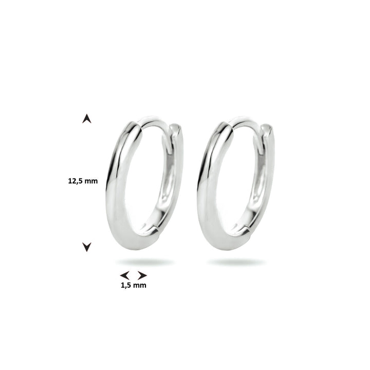 Een paar Van der Kooij Collectie klapoorringen half rond zilver gerhodineerd zijn rechtop afgebeeld op een witte achtergrond, met pijlen die hun grootte aangeven: 12,5 mm hoog en 1,5 mm dik.