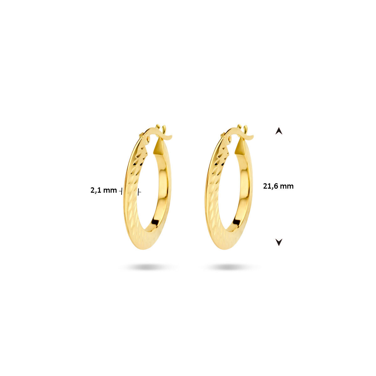Een paar oorringen spitse buis 14K geelgoud van Van der Kooij Collectie met structuurdesign en scharniersluiting, 2,1 mm breed en 21,6 mm hoog. Perfecte dames oorbellen voor elke gelegenheid.