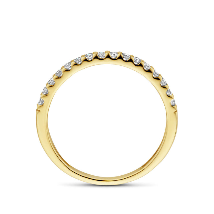 De Van der Kooij Collectie ring lab grown diamant 0.255ct h si 14K geelgoud heeft een slanke 14k geelgouden band met kleine ronde lab-grown diamanten gezet langs de bovenkant, afgebeeld tegen een witte achtergrond.
