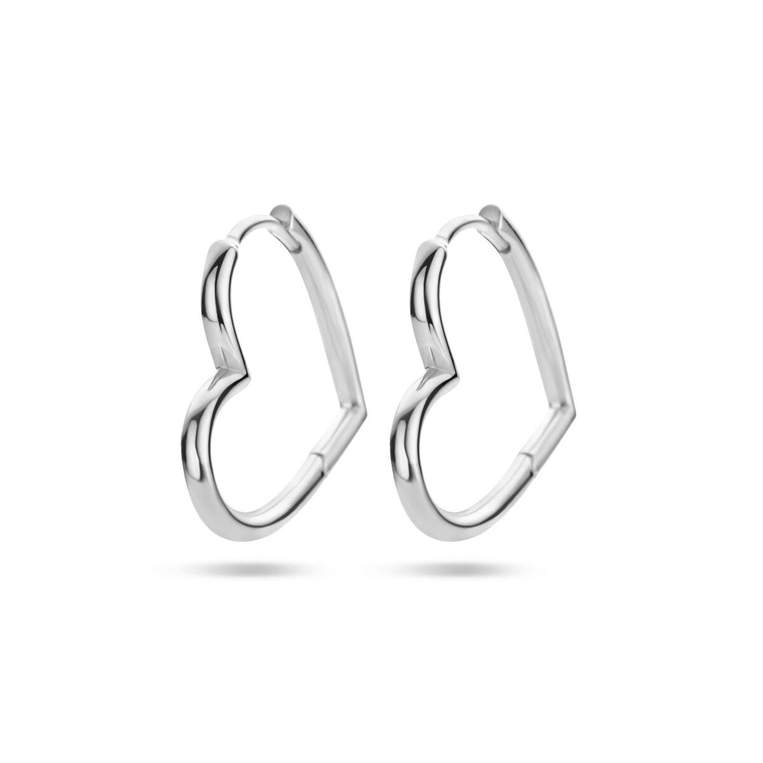 Een paar Van der Kooij Collectie oorringen hart zilver gerhodineerd op een witte achtergrond - perfect voor een romantische Valentijn.