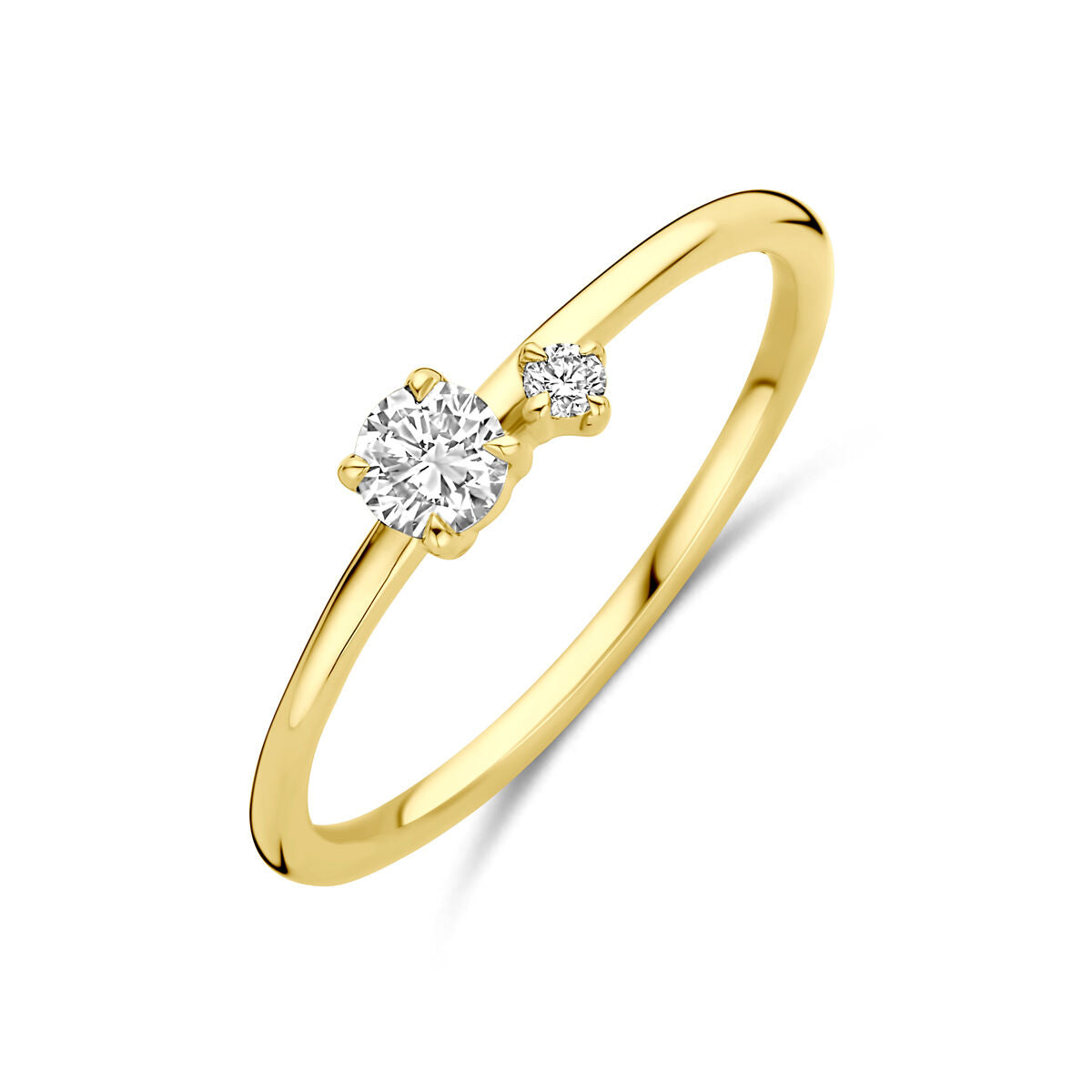 Deze Van der Kooij Collectie-ring in 14K geelgoud is bezet met twee briljant geslepen lab-grown diamanten van verschillende maten (totaal 0,20ct h si), naast elkaar gezeten op een gepolijste, eenvoudige band.