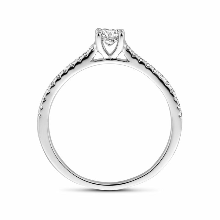 Een zijaanzicht van de Van der Kooij Collectie ring lab-grown diamant 0,39ct H SI in 14K witgoud, met een opstaande tandengezette lab-grown diamant en briljante slijpvorm diamanten langs de band.