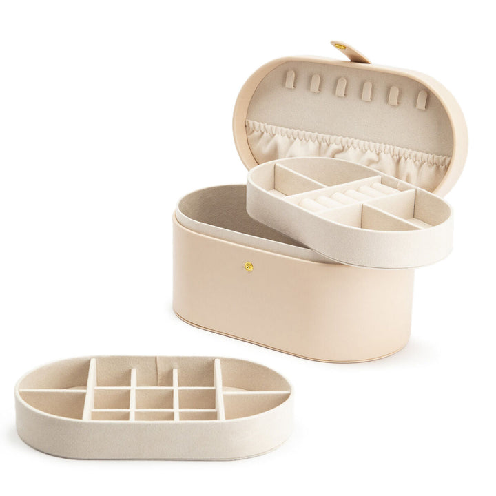 De sieradenbox zachtroze toebehoren van Van der Kooij Collectie heeft een scharnierend deksel, meerdere vakken, een ringvak en een uitneembare tray - ideaal voor dames die hun sieraden stijlvol willen ordenen.