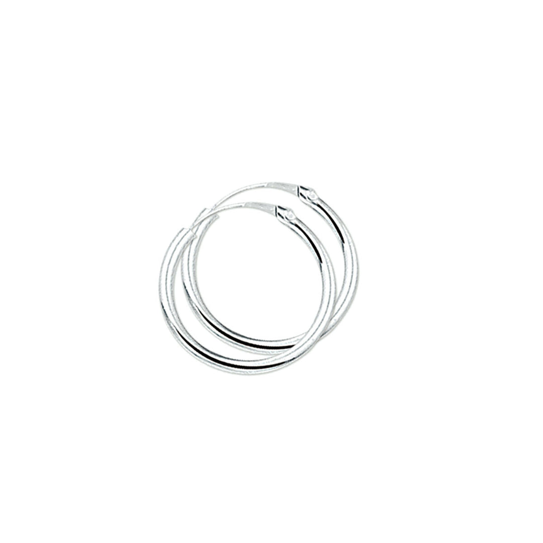 Ronde buis oorringen van gerhodineerd zilver met een glanzende afwerking.