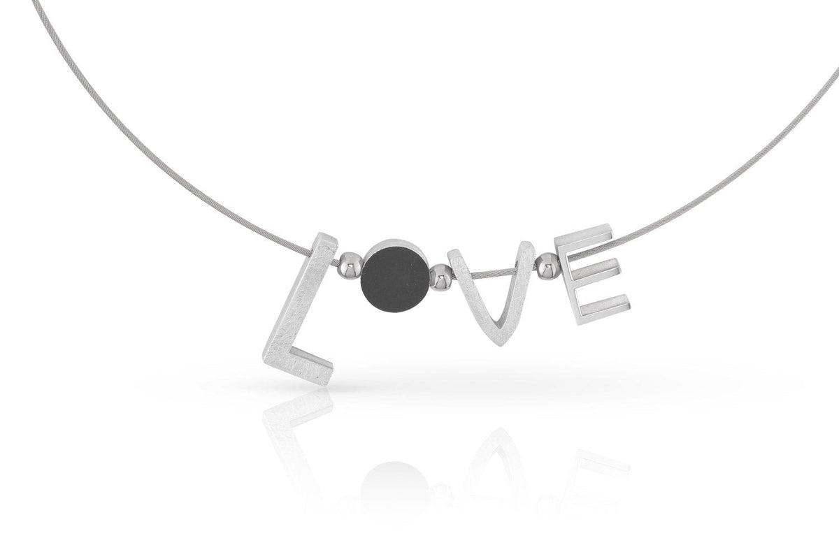Het Collier LOVE zilver C258 van CLIC Creations is een minimalistisch sieraad, gemaakt in Nederland, met LOVE in metalen letters en een ronde, zwarte kraal als de O, geregen op een dun draadje met een strakke, elegante magneetsluiting.
