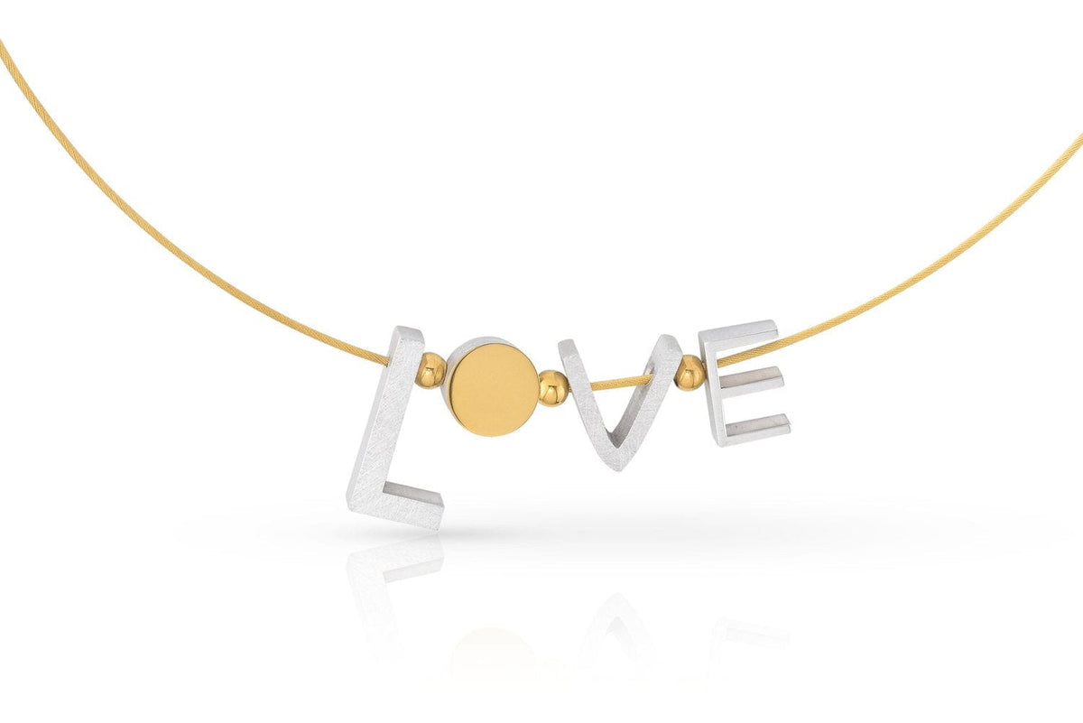Goudkleurig collier met het woord 'LOVE' in een combinatie van zilver en goud, met een ronde gouden schijf.