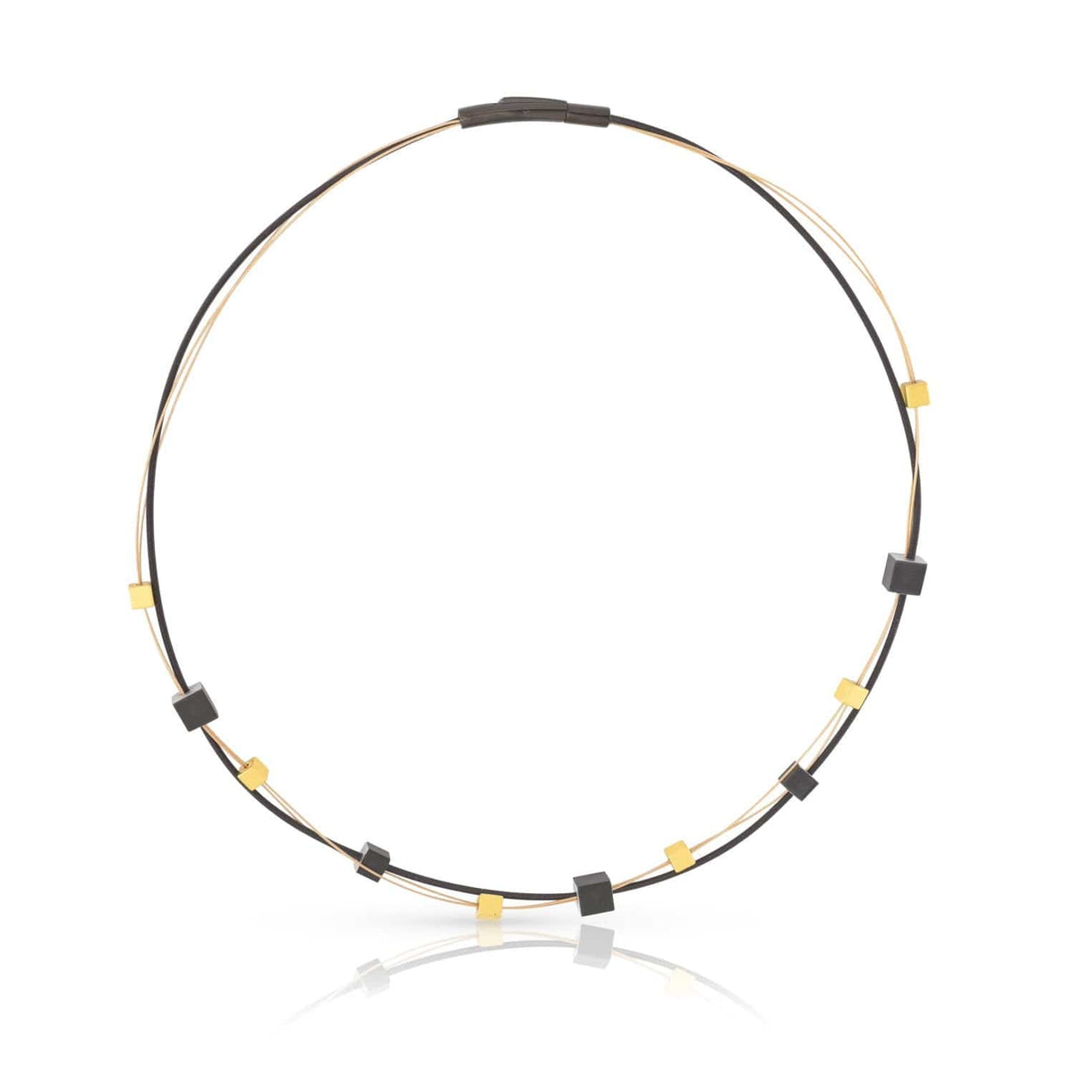 Gouden collier met speelse zwarte kubusjes, gemaakt van een dunne draad.