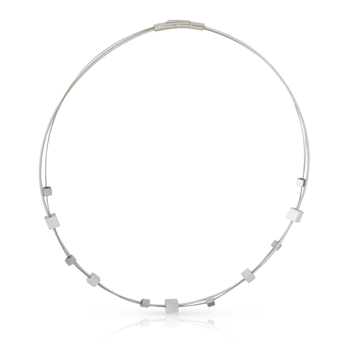 Zilveren collier met speelse kubusjes in verschillende maten, op een gladde draad.