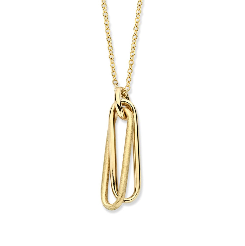 Geelgouden ketting met een hangertje in de vorm van twee overlappende paperclips.