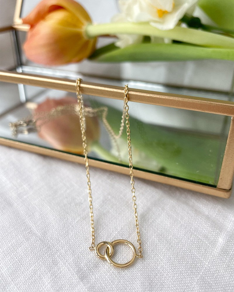 Gouden Collier met Geslepen Ankerschakel en Verbonden Cirkels – 14-Karaat Elegantie voor Dames