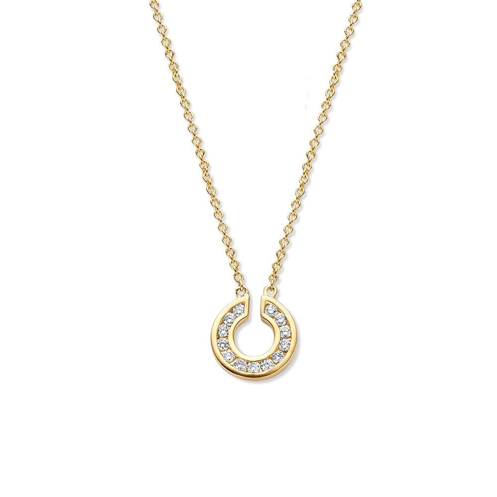 Geelgouden collier met een ronde hanger bezet met kleine diamanten.