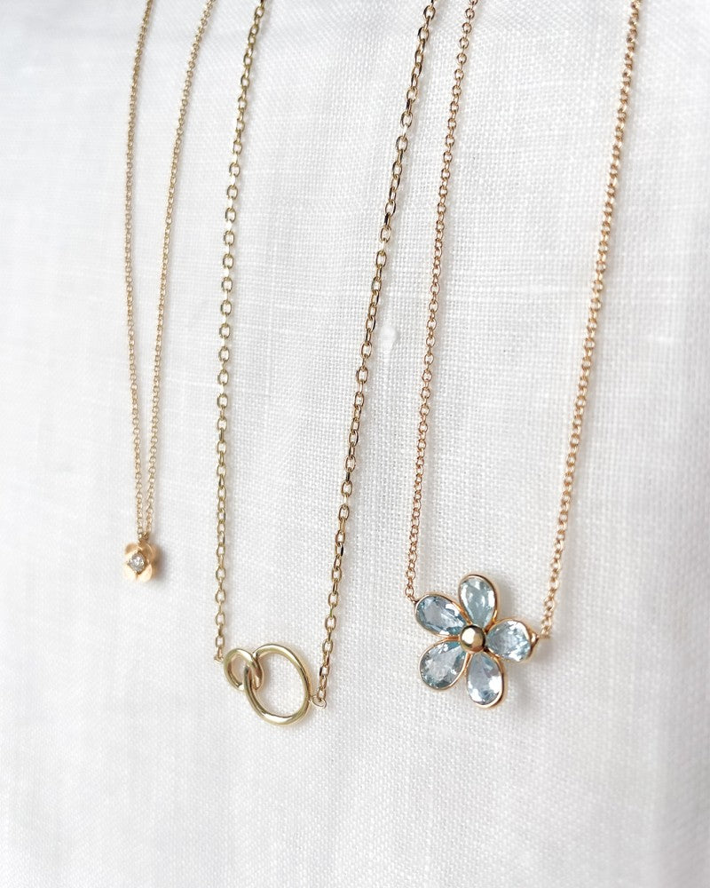 Geelgouden Collier met Speelse Bloemhanger & Blauwe Topaas – 14 Karaat Goud